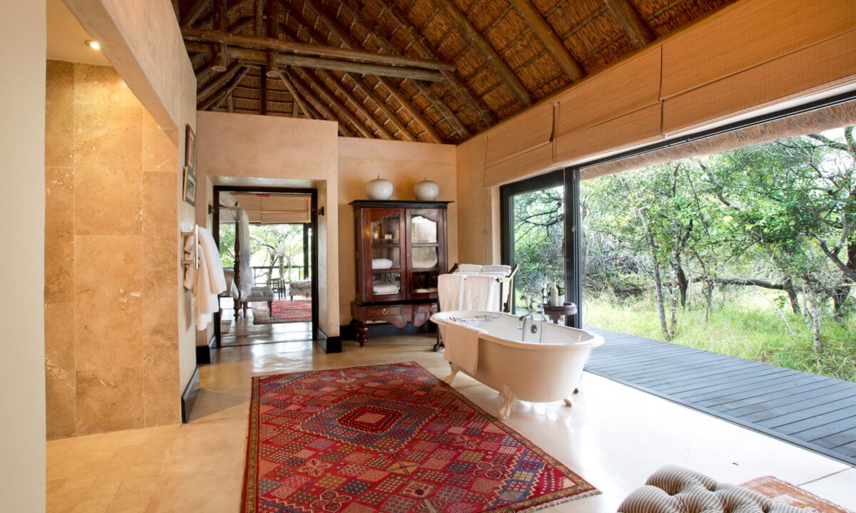 royal-suite-bathroom-room-accommodation-luxury-safari-hotel-kruger-park-1200x720